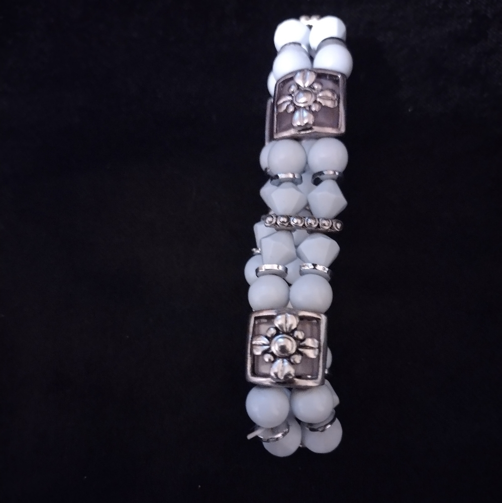 Women blue beaded stretch bracelet